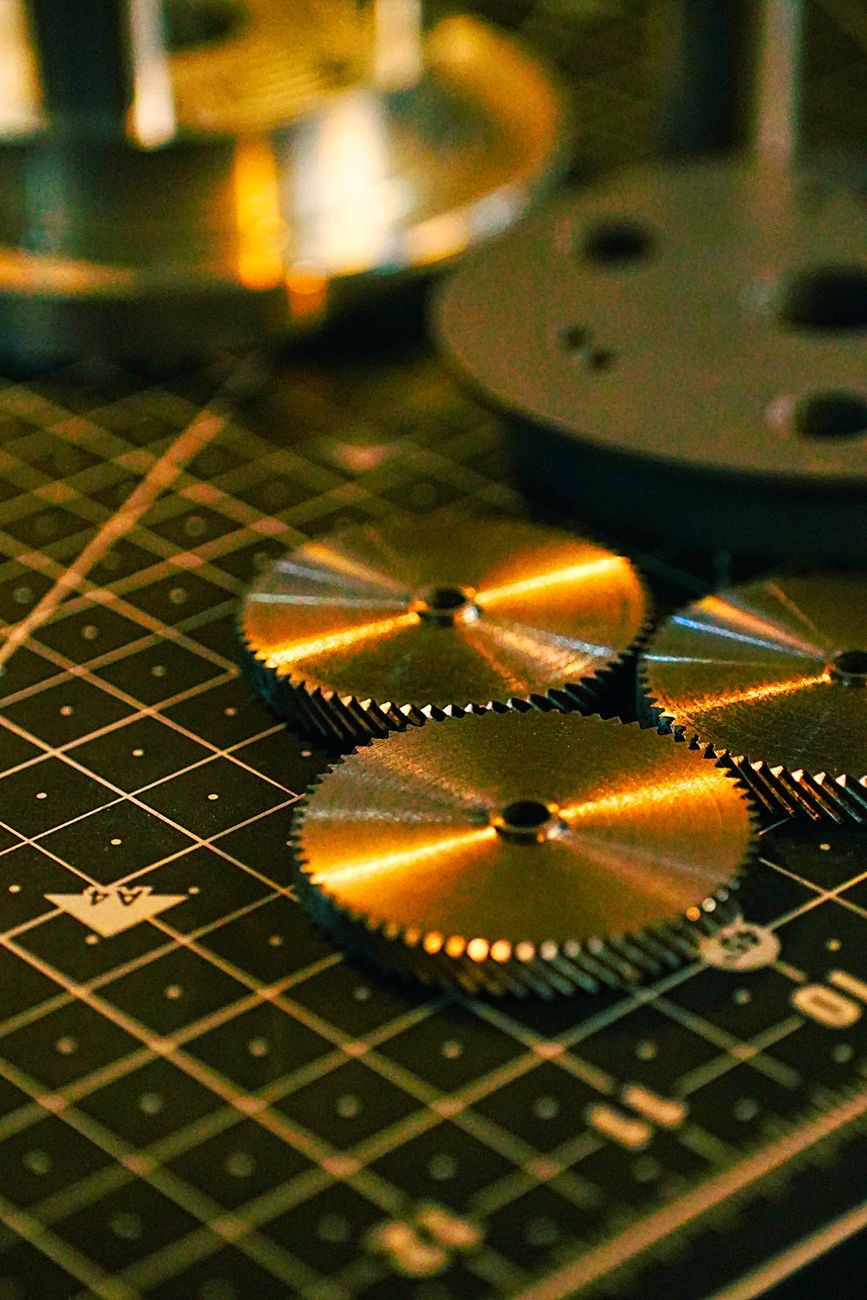 Zahnräder und detailreiche Steampunk-Komponenten eines Brettspiels