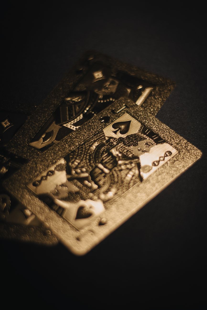 Glänzende Kristallsteine und bunte Spielplättchen im Detail